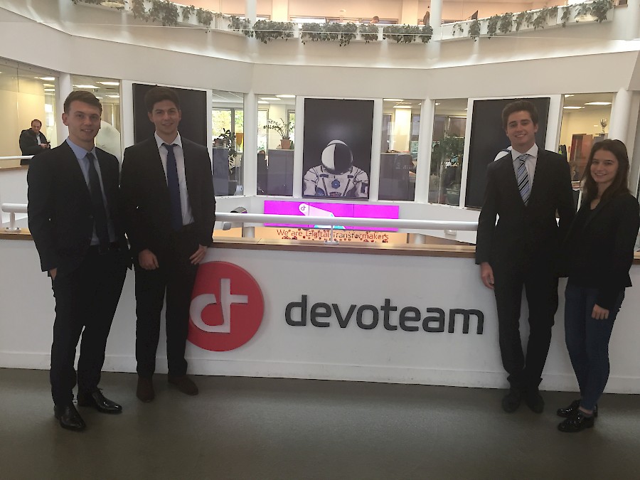 membres devant le logo Devoteam